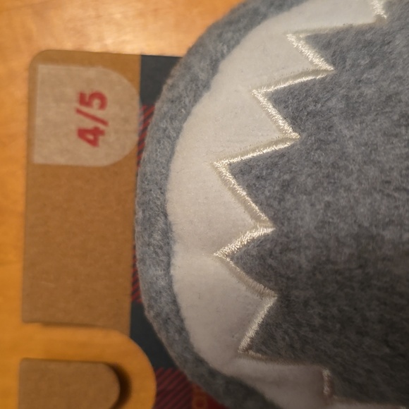 DEARFOAMS BRAND BOYS GRAY AND BLUE SHARK SLIPPERS SIZE 4/5 - Picture 7 of 14
